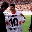 Красимир Балъков, известни играчи и фенове, откупиха уникален екип на "Етър"
