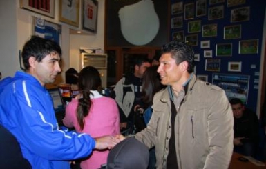 Красимир Балъков въодушеви феновете на отбора на среща в клуб „Сините акули”